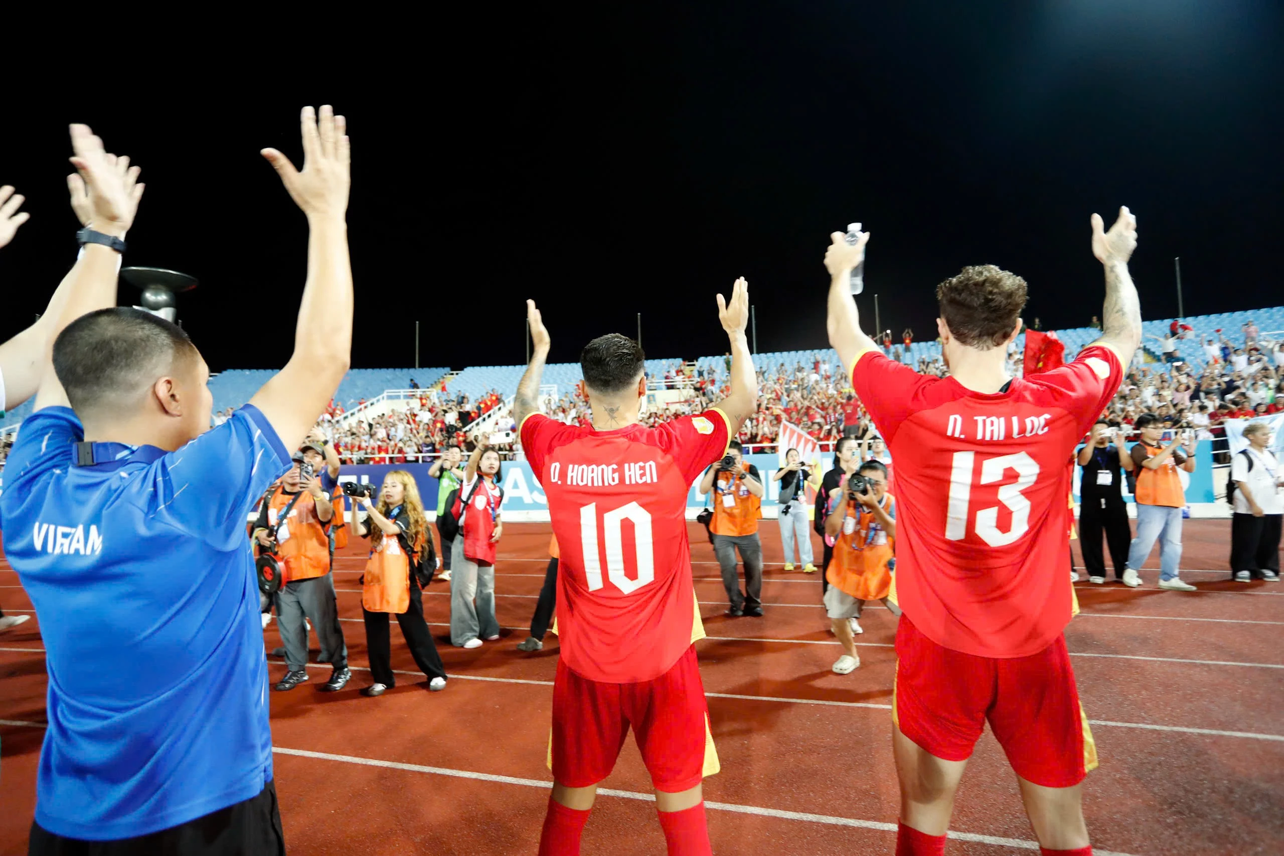 Cổ động viên Việt Nam đổ bộ Bangkok: Hướng dẫn xem chung kết ASEAN Cup trọn vẹn
