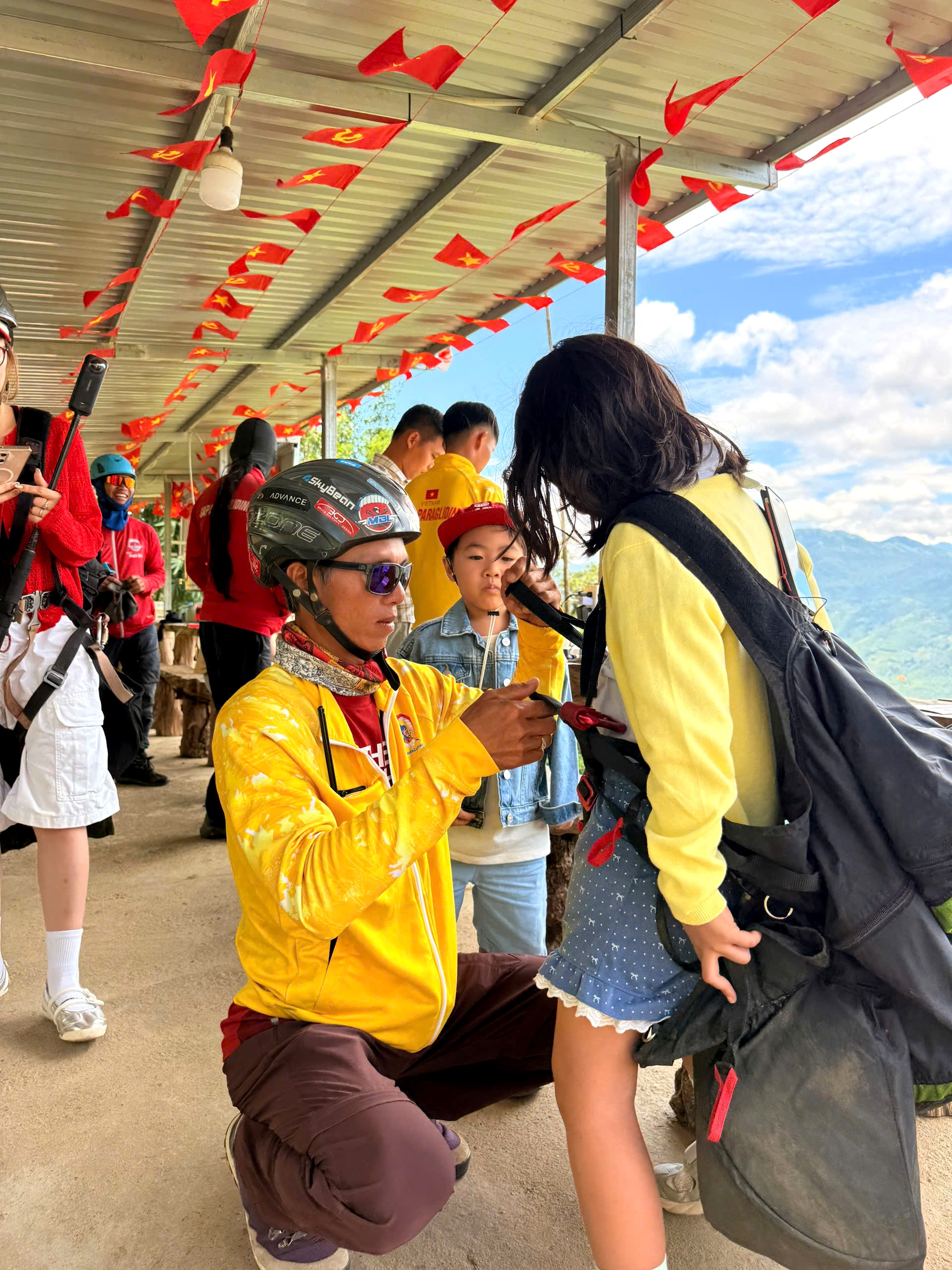 Bay dù lượn trên mùa vàng Mường Hoa: lý do Sa Pa nâng tầm mùa thu