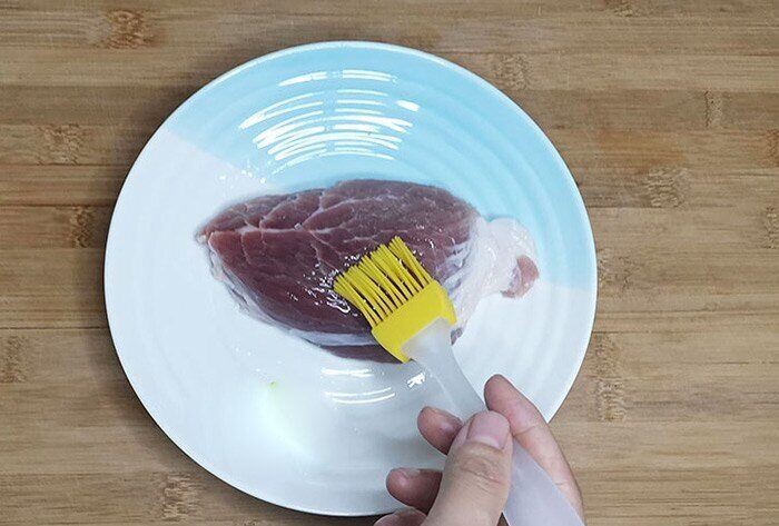 Rửa thịt sống trước khi nấu: sạch hay cực nguy hiểm?