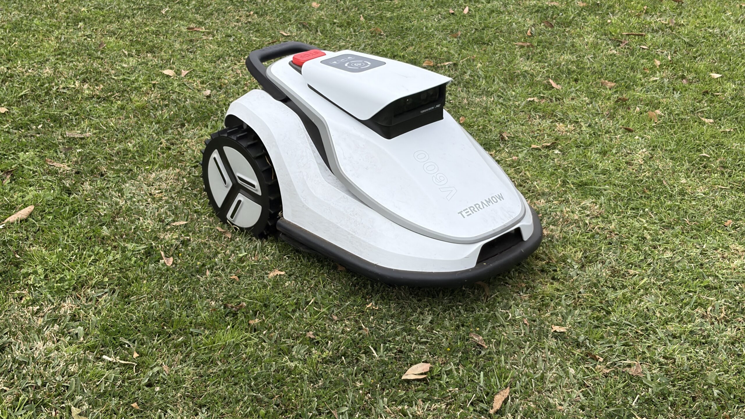 Robot Pemotong Rumput Pintar: Patutkah Halaman Diserah Pada Robot?