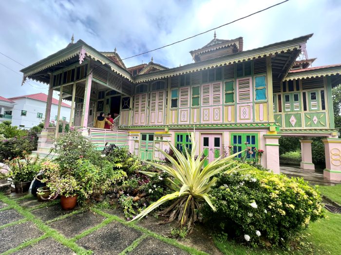 Warna Berani dan Corak Bermotif Mengubah Rumah Biasa