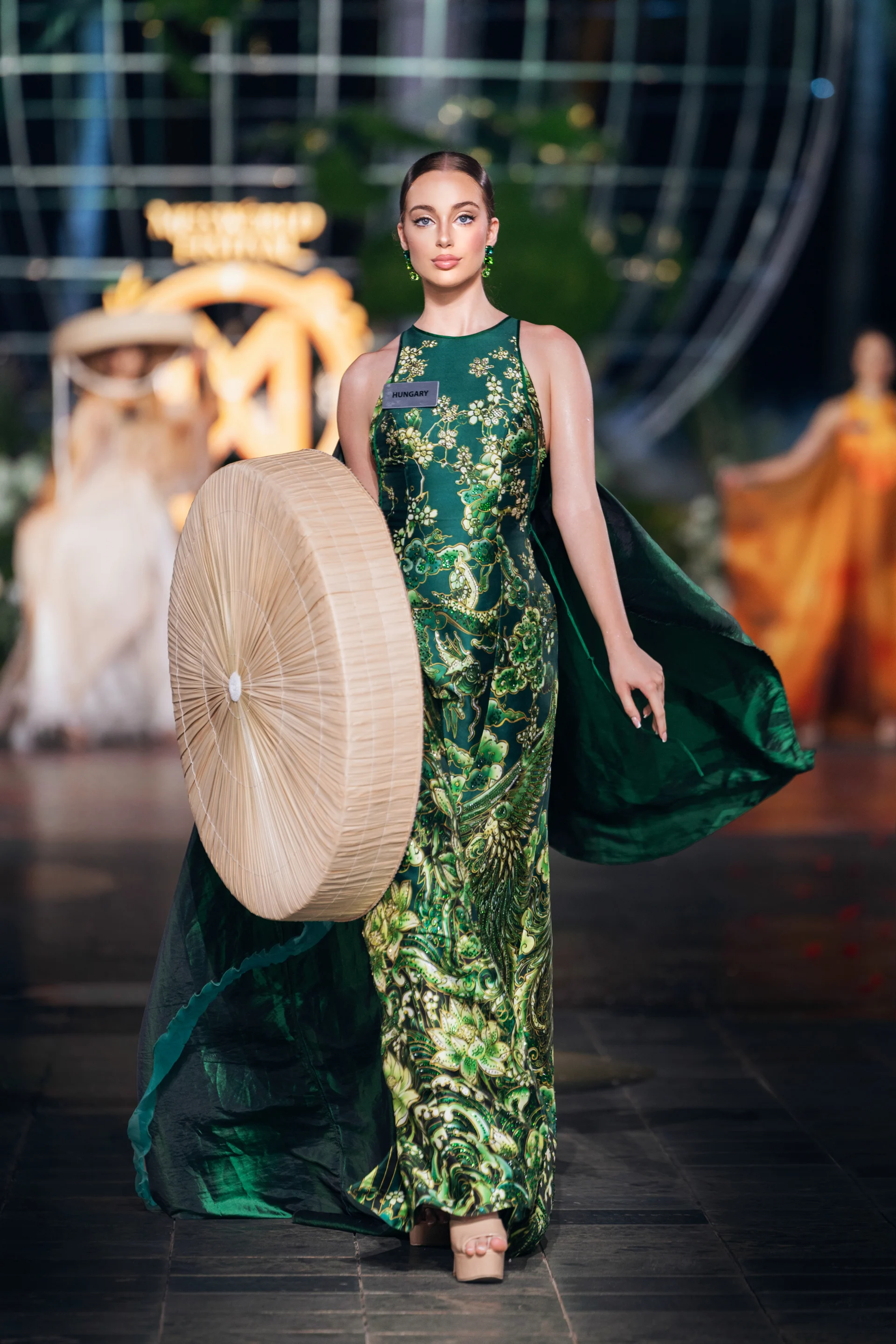 111 thí sinh Miss World trình diễn thời trang truyền thống tại biển Đồ Sơn