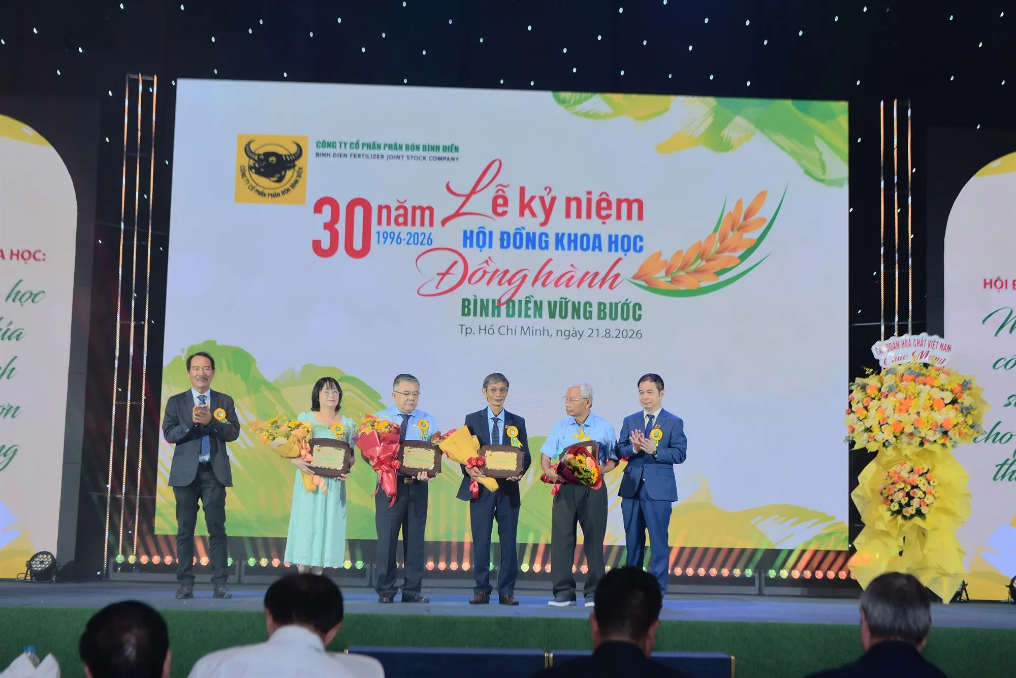 30 năm đưa khoa học từ phòng nghiên cứu ra đồng ruộng