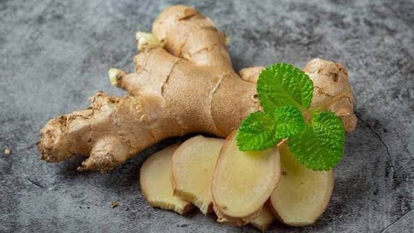 Gừng tươi nửa năm không mọc mầm: Mẹo nước muối và cách bọc kín từ bếp gia đình