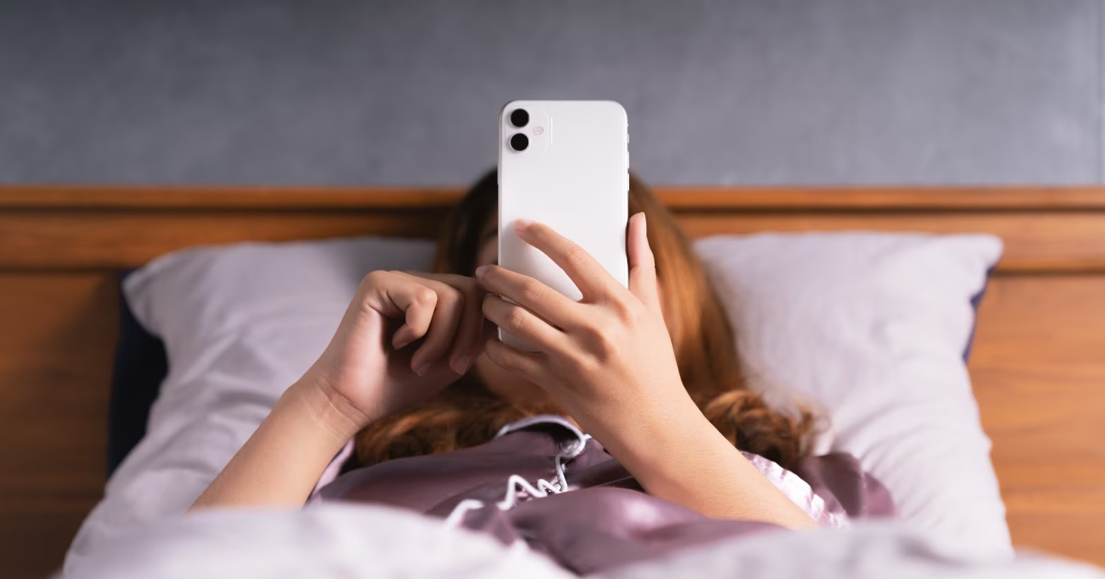 Vì sao cầm điện thoại ngay khi thức dậy phá hỏng cả giấc ngủ?