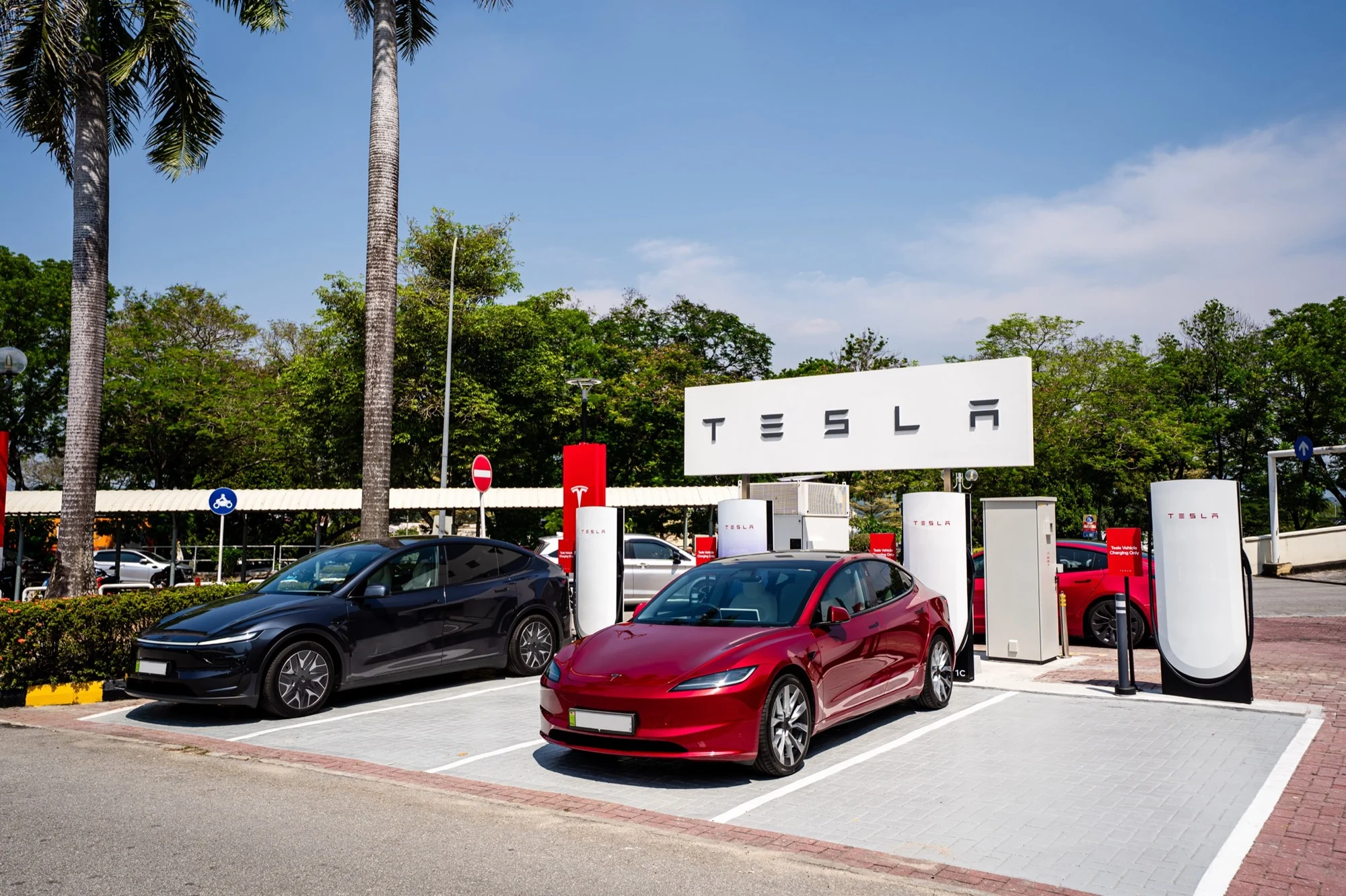 Panduan Lengkap Rangkaian Pengecas EV, Supercharger, Keselamatan & Kos