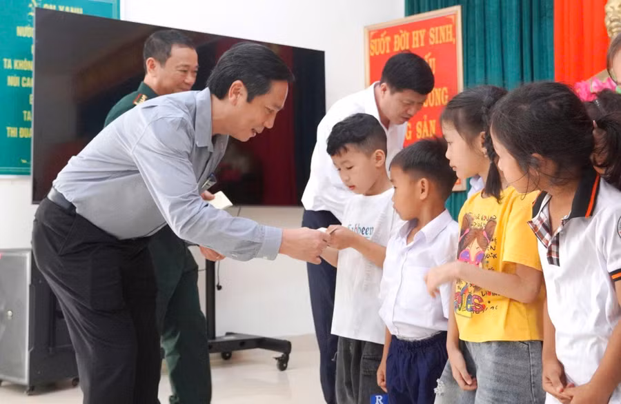 Những vòng tay tiếp sức học sinh khó khăn trước năm học mới