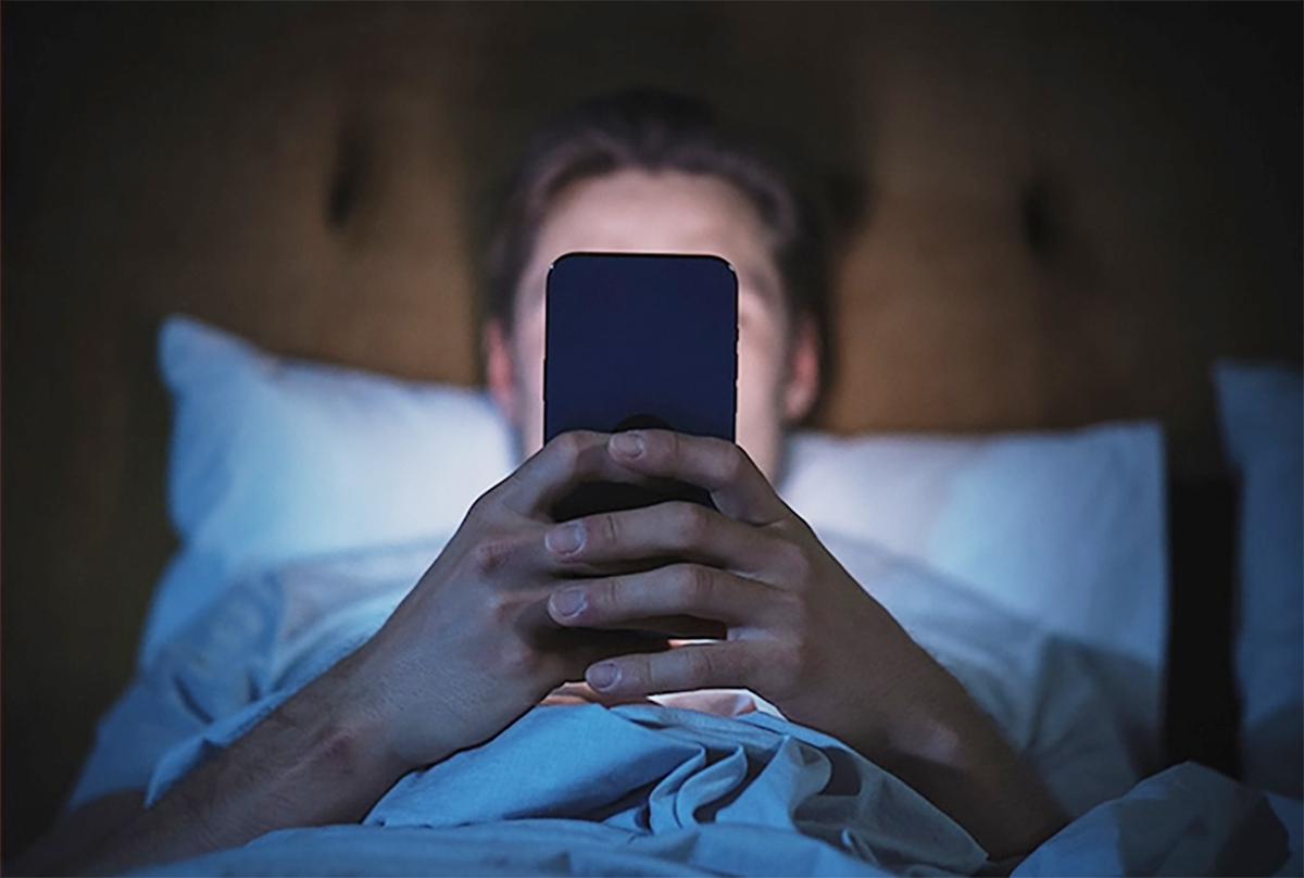 Đặt điện thoại cạnh giường: thói quen nhỏ, cái giá lớn cho giấc ngủ