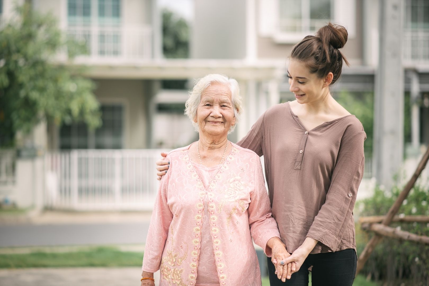 Ngã nguy hiểm hơn đau khớp sau 60 tuổi và cách tập để giữ thăng bằng