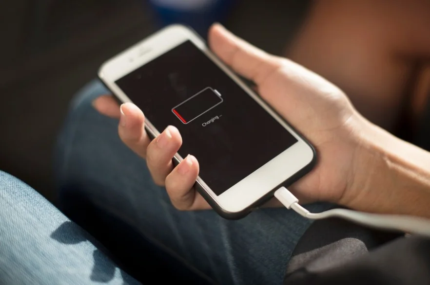 5 Tetapan Telefon Tersembunyi Yang Buat Bateri Susut Semalaman