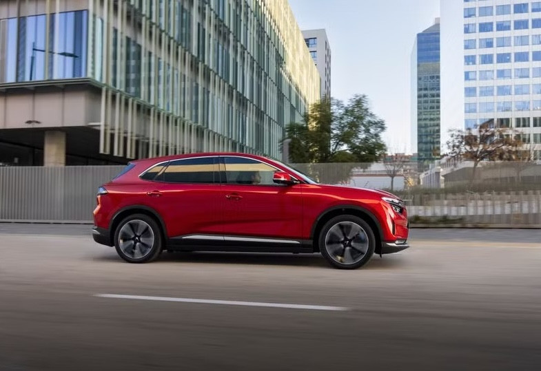VinFast VF 8: Lựa chọn SUV điện thông minh hơn Mercedes-Benz GLC 300 cho gia đình Việt