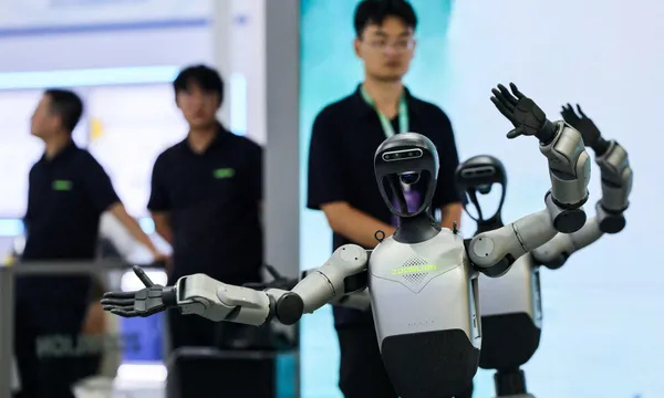 Robot hình người vào nhà hàng: món hời hay trò PR đắt đỏ?