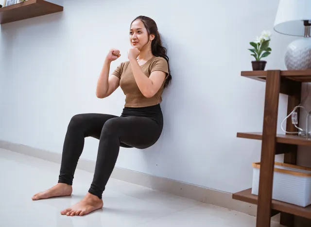 Ujian Wall Sit & Latihan Berdiri: Menilai Kekuatan Ikut Usia