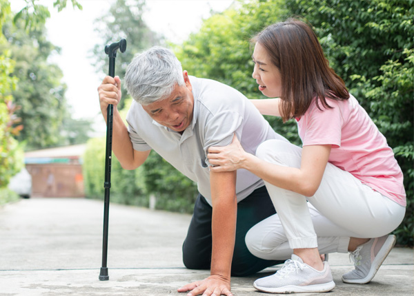 Ngã nguy hiểm hơn đau khớp sau 60 tuổi và cách tập để giữ thăng bằng