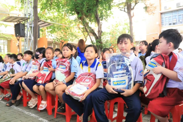 Học bổng cho học sinh khó khăn: Cơ hội từ cộng đồng địa phương