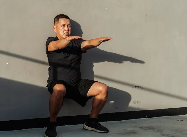 Ujian Wall Sit & Latihan Berdiri: Menilai Kekuatan Ikut Usia