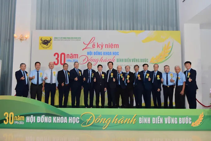 30 năm đưa khoa học từ phòng nghiên cứu ra đồng ruộng
