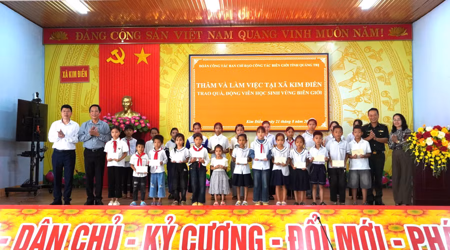 Những vòng tay tiếp sức học sinh khó khăn trước năm học mới