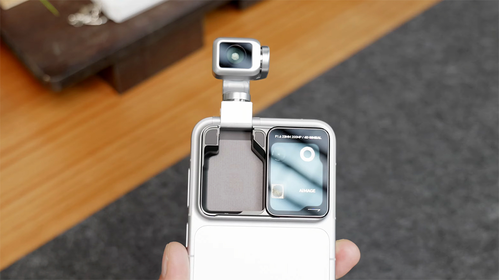 Gimbal camera titanium của Robot Phone: đắt xắt ra miếng hay chiêu trò marketing?