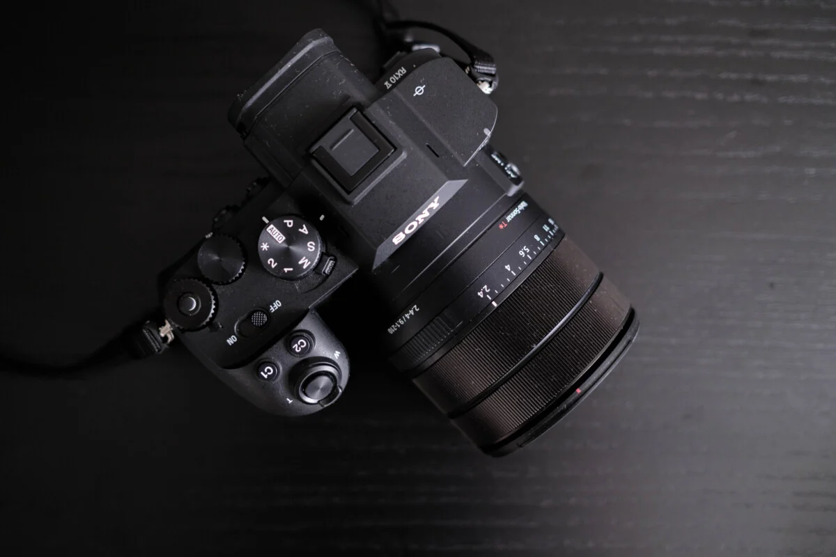 Máy ảnh compact nhẹ cho đường phố: Lumix S9, OM-5 Mark II hay Sony RX10 V?