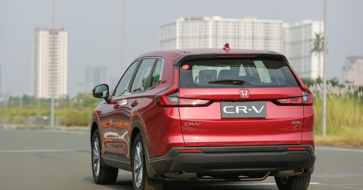Honda CR-V giá tháng 8: Nên chọn bản xăng, hybrid hay AWD?