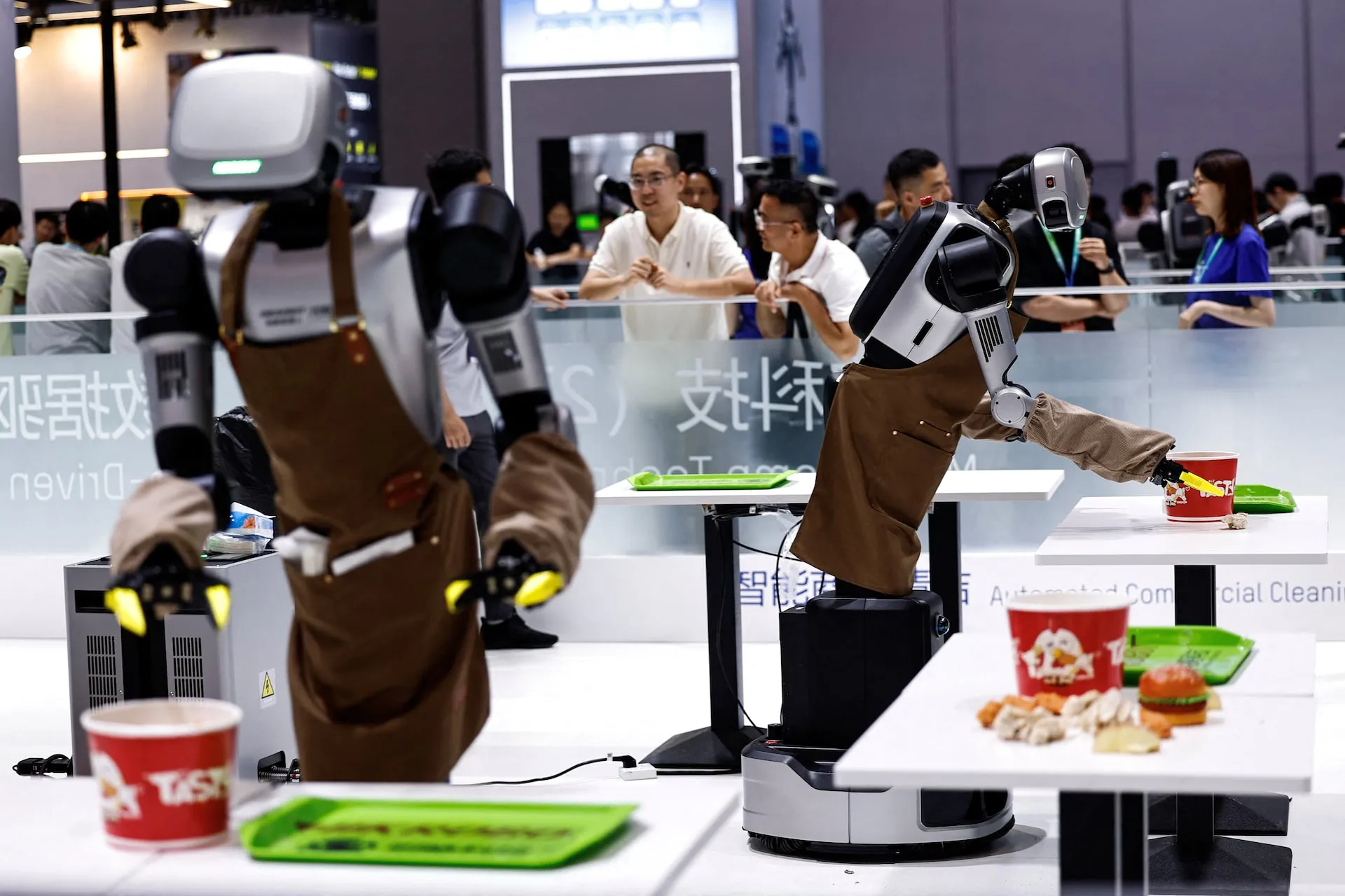 Robot hình người vào nhà hàng: món hời hay trò PR đắt đỏ?