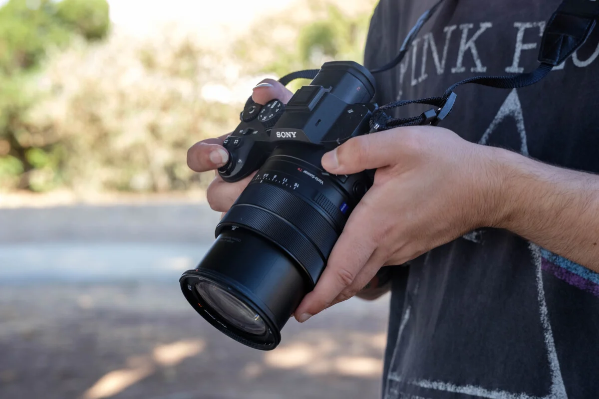 Máy ảnh compact nhẹ cho đường phố: Lumix S9, OM-5 Mark II hay Sony RX10 V?
