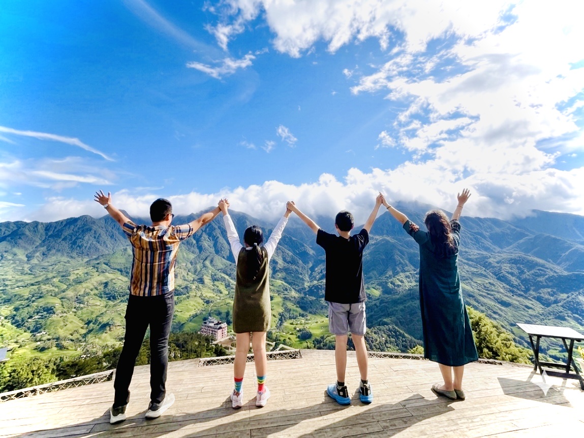 Từ kéo lưới đến cưỡi đà điểu: trải nghiệm nông thôn Việt khiến khách Tây mê mẩn