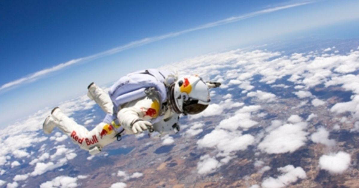 Rơi từ 39km xuống đất và sống sót: Vật lý đã cứu Felix như thế nào?