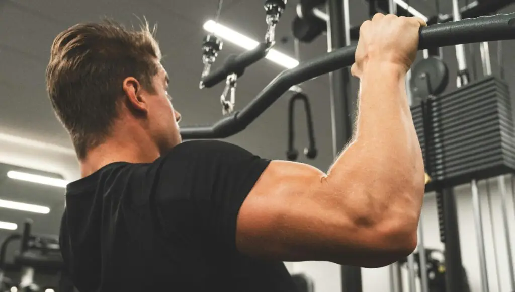 Latihan Bahu Lebar dan Trap Besar Tanpa Pull-Up