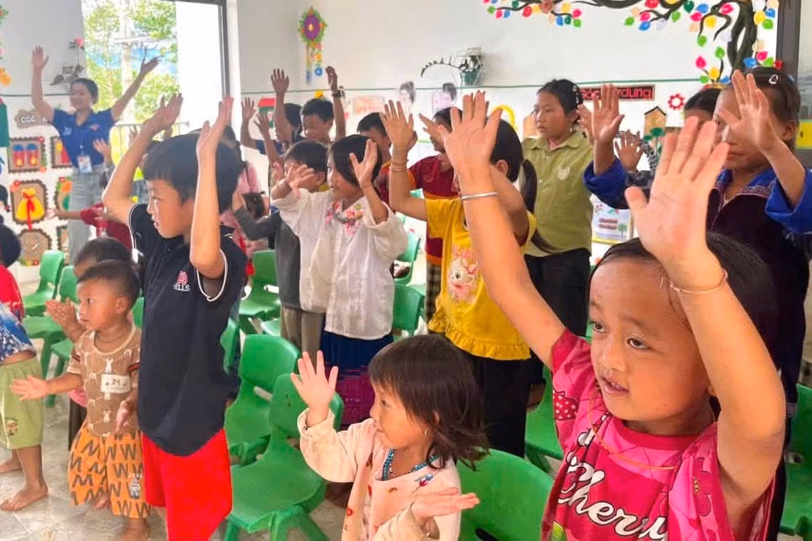 Những thầy cô áo xanh mang tiếng Anh vui nhộn đến học sinh dân tộc thiểu số