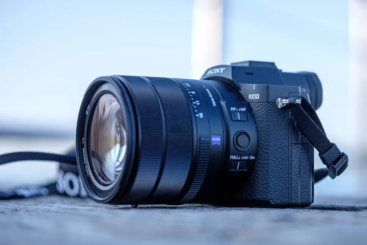 Máy ảnh compact nhẹ cho đường phố: Lumix S9, OM-5 Mark II hay Sony RX10 V?