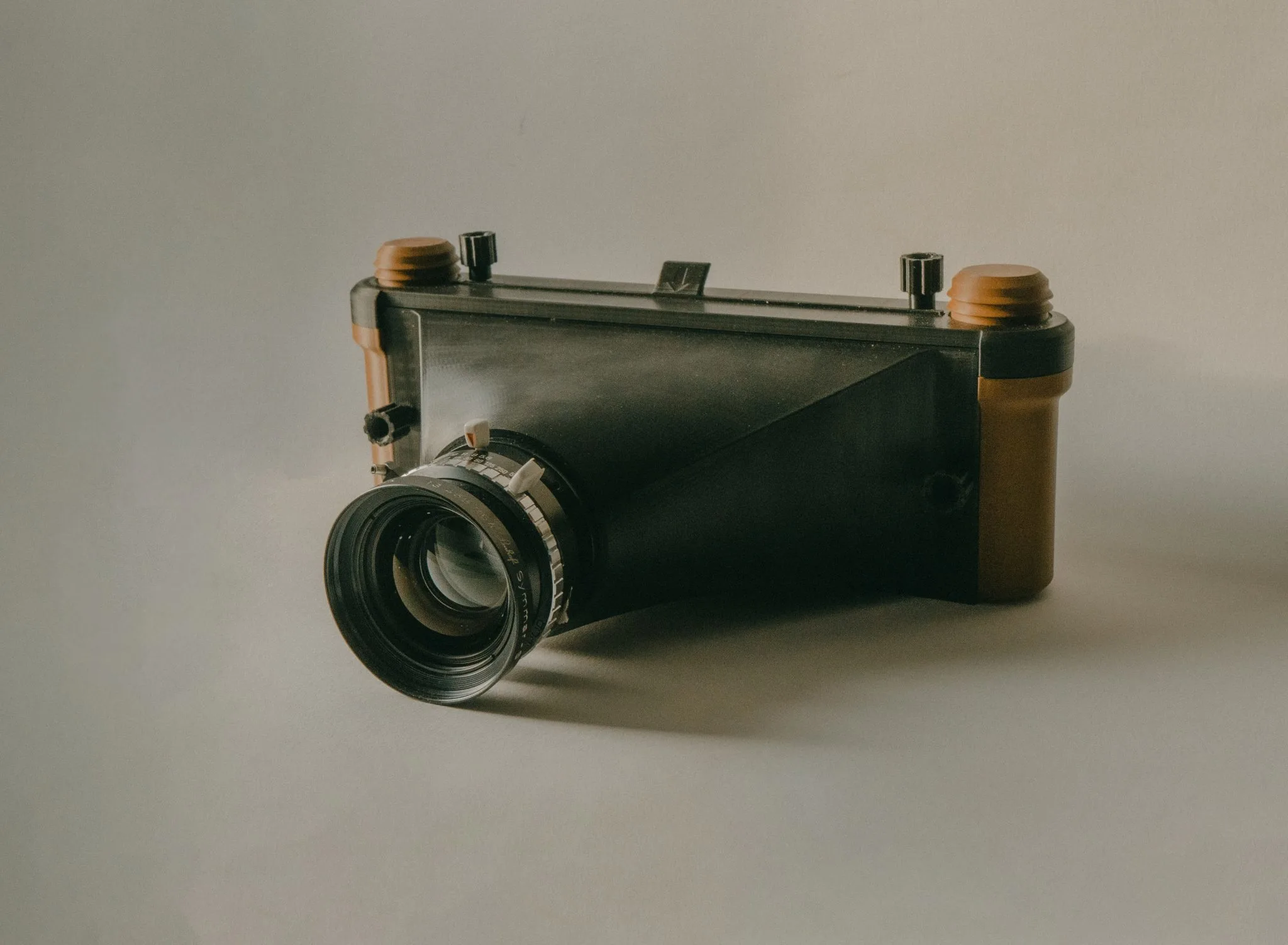 Dari Kamera Panoramik Bespoke ke Polaroid SX-70: Mengapa Reka Bentuk Ikonik Tidak Lapuk