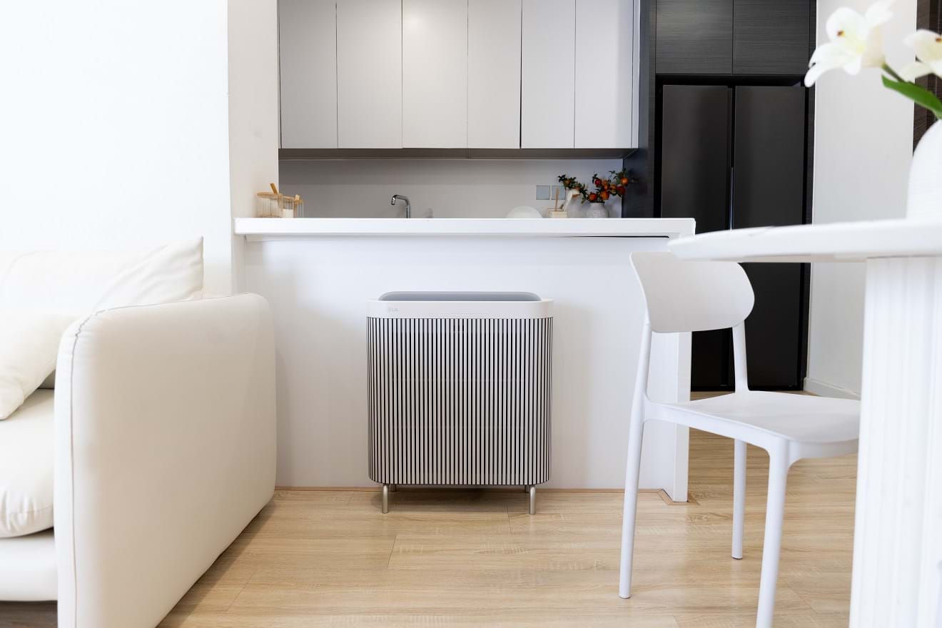 LG PuriCare WallFit: máy lọc không khí AI mỏng sát tường cho phòng khách hiện đại
