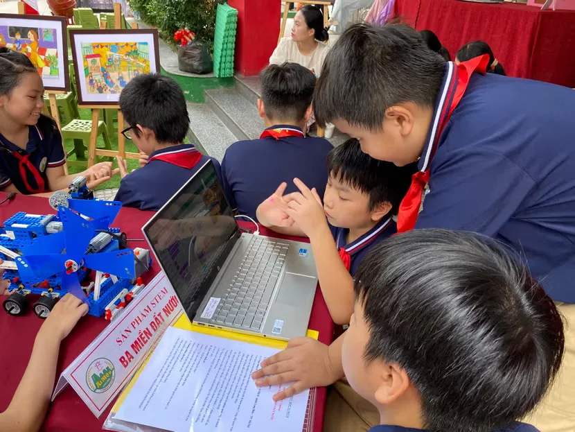 Kết nối hàng trăm người nhưng vẫn cô đơn: nghịch lý mạng xã hội