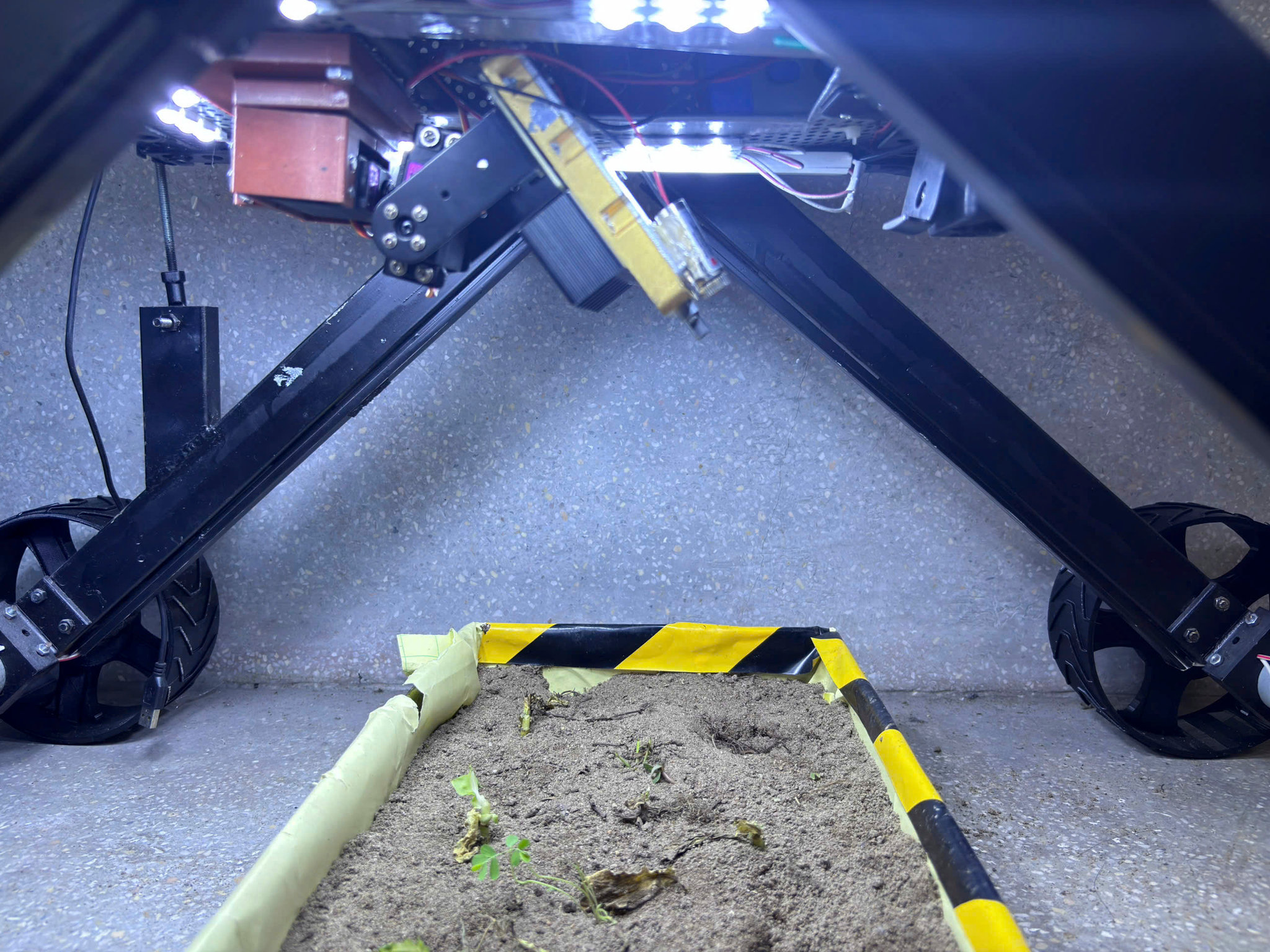 Từ drone phun thuốc đến robot laser: bước ngoặt tự động hóa thông minh trong nông nghiệp