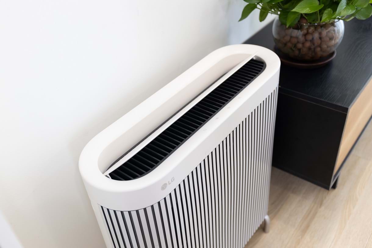 LG PuriCare WallFit: máy lọc không khí AI mỏng sát tường cho phòng khách hiện đại