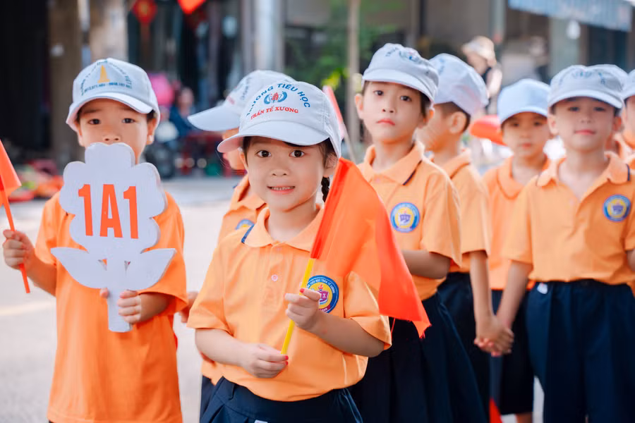 Cách giúp con tự tin bước vào lớp 1