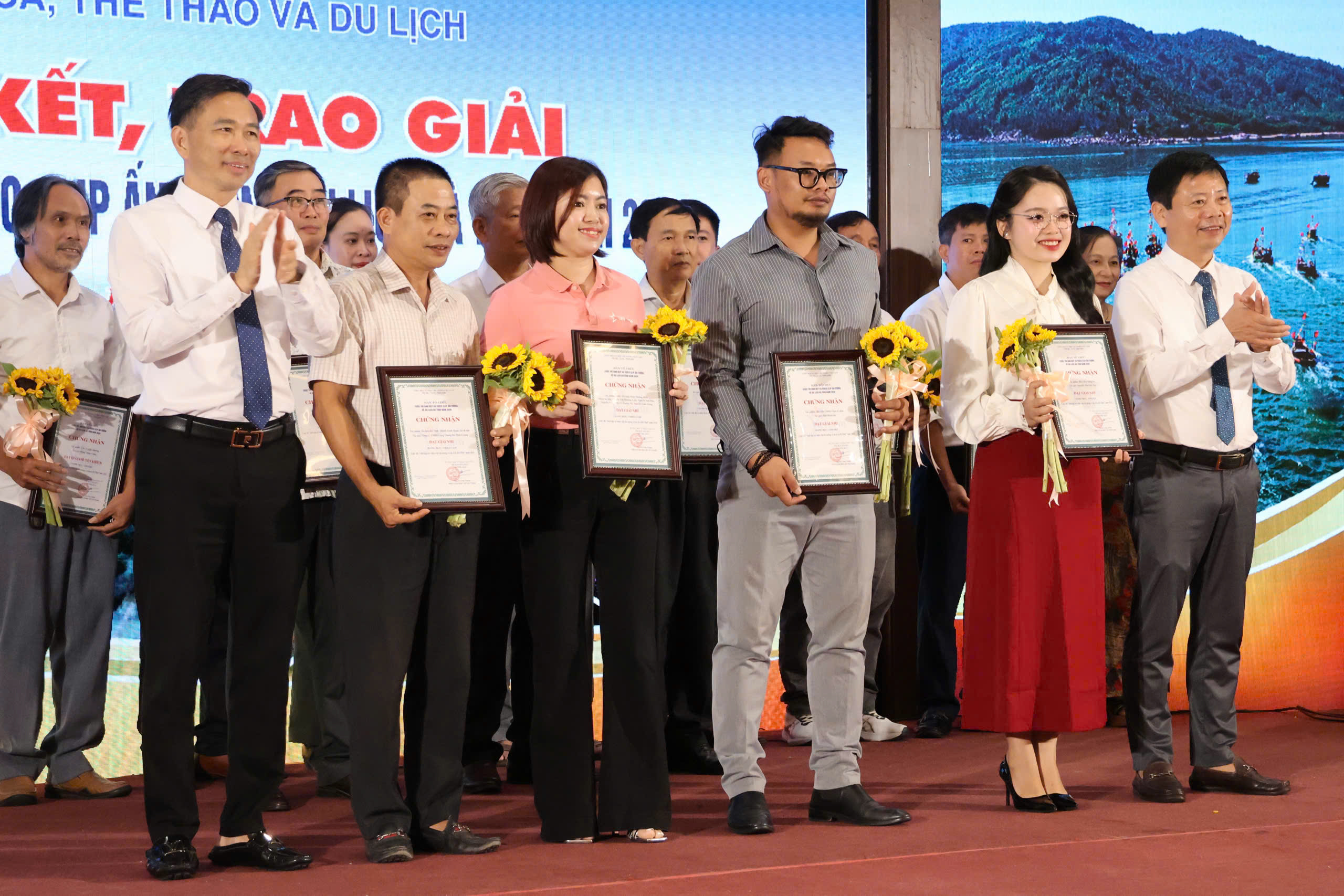 Cuộc thi ảnh và trại sáng tác: sân chơi mới cho nhiếp ảnh gia địa phương