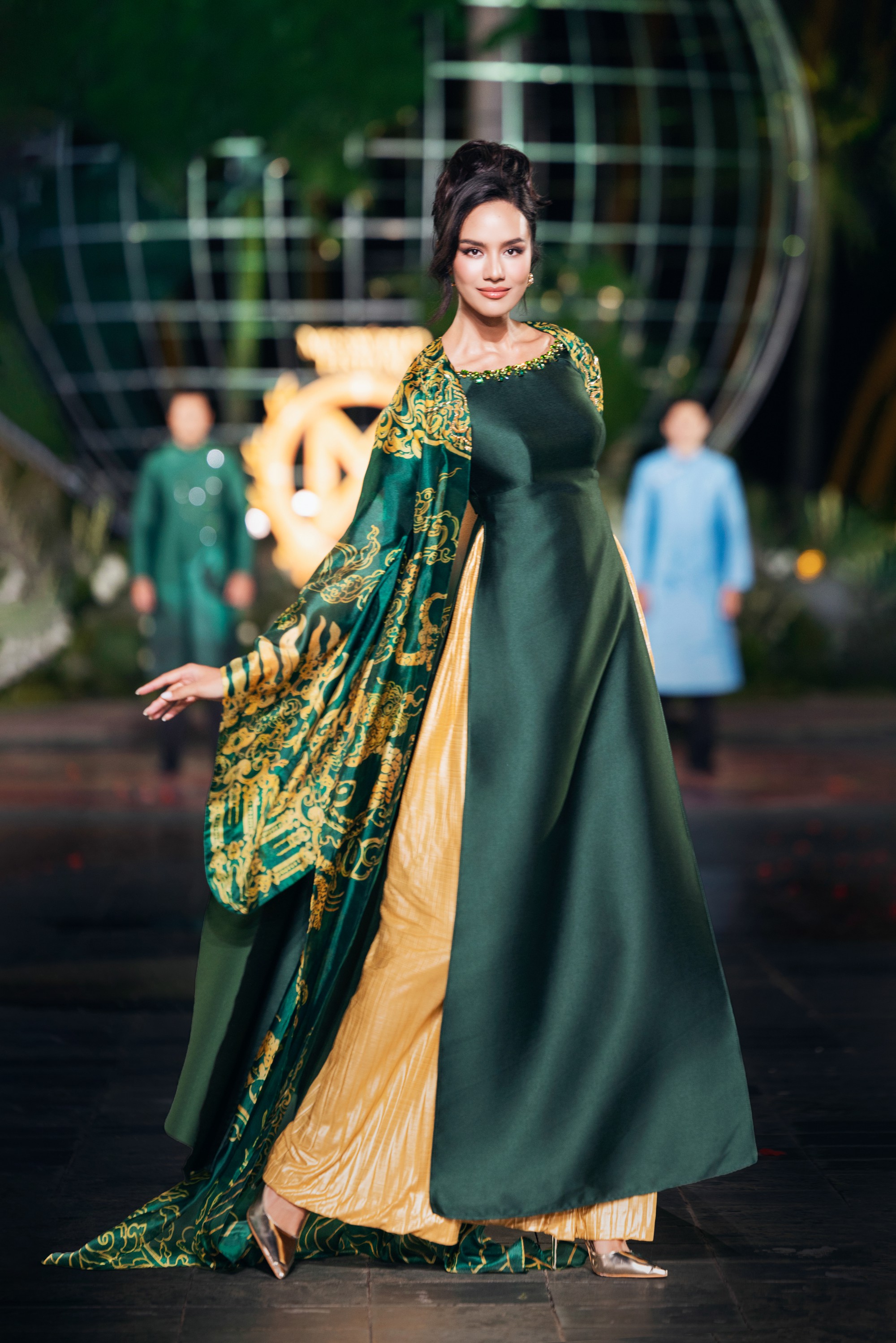 Áo dài Opal Suchata tại Miss World: đẹp ý tưởng, lạc tiêu chí thẩm mỹ?