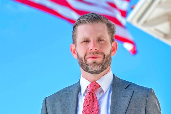 Eric Trump phủ nhận coin mới: cảnh báo memecoin TRUMP và MELANIA kiểu pump-and-dump