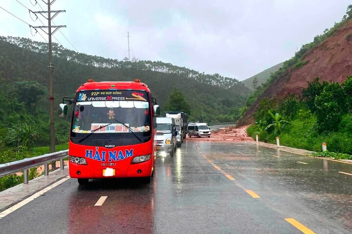 Mưa lũ khoét sâu lỗ hổng hạ tầng đường bộ miền Bắc