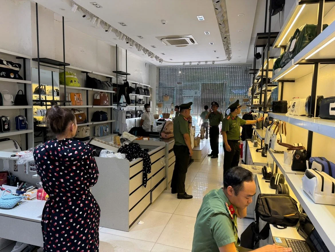 Hàng giả Gucci Louis Vuitton: Truy quét mạnh nhưng người mua phải tự bảo vệ mình