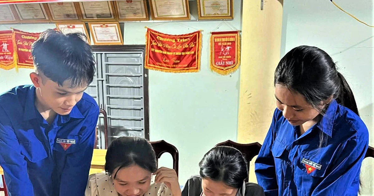 Những thầy cô áo xanh mang tiếng Anh vui nhộn đến học sinh dân tộc thiểu số