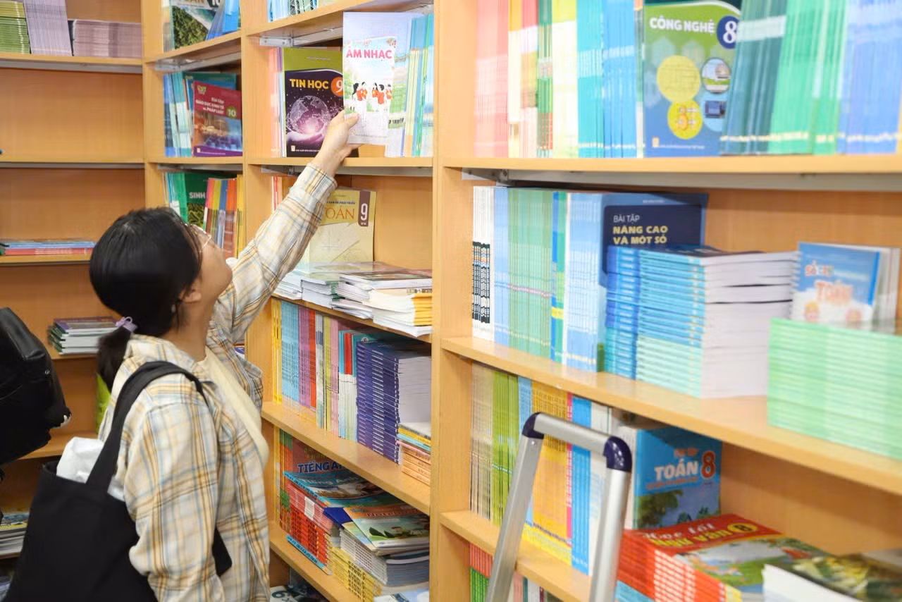 Sách giáo khoa khan hiếm: Lỗi hệ thống hay tâm lý chờ đợi?