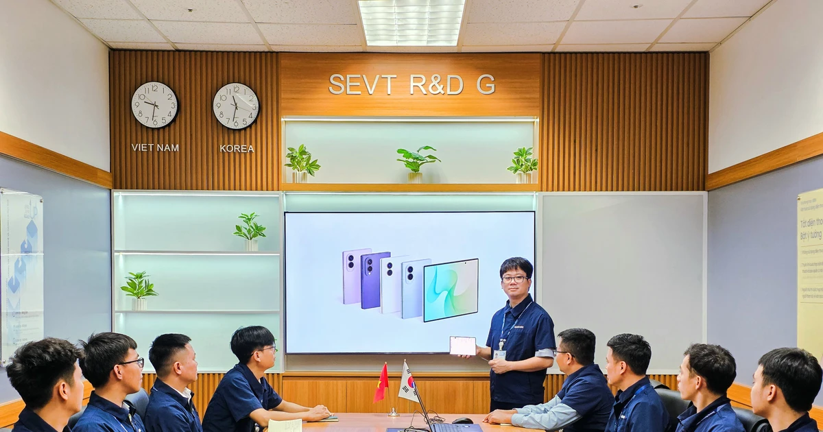 Từ cồng kềnh đến tinh gọn: Galaxy Z Fold 8 đổi hình dung về điện thoại gập