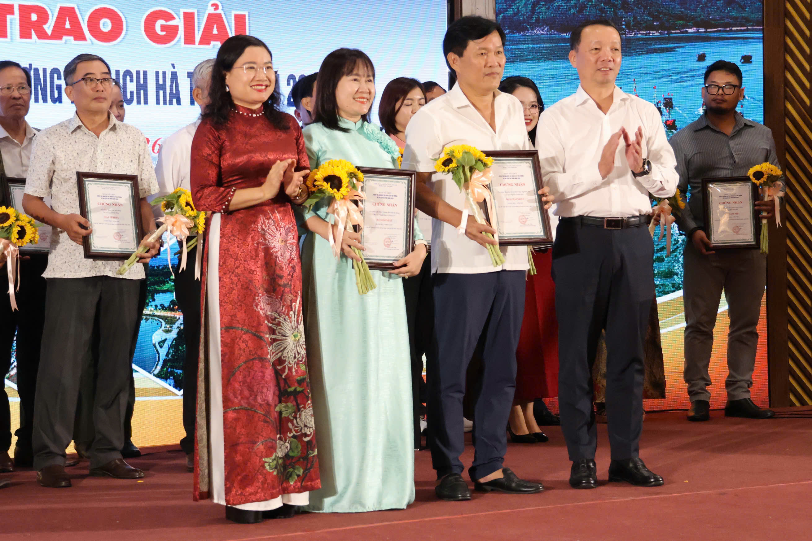 Cuộc thi ảnh và trại sáng tác: sân chơi mới cho nhiếp ảnh gia địa phương