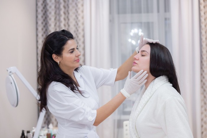 Cách chọn sữa rửa mặt đúng cho da dầu mụn, sạch mà không khô