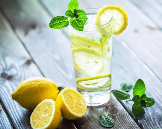 Uống nước chanh đúng thời điểm để bảo vệ tim mạch và thận