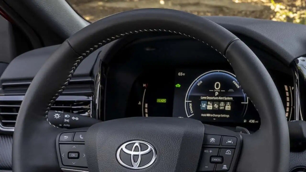 Toyota Camry triệu hồi 655.000 xe vì lỗi bảng đồng hồ kỹ thuật số